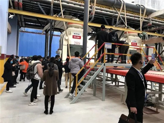 叼嘿视频网站陶瓷集团大规格瓷质薄板